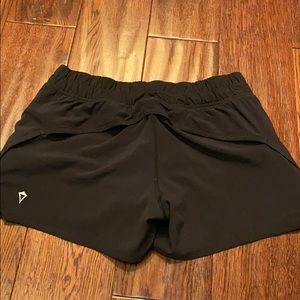 LULULEMON - IVIVVA GIRLS SIZE 12 BLACK SHORTS